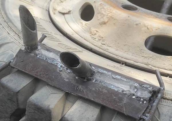 Tài xế khóc thét vì dính “bẫy” chông 5 cạnh phủ rơm trên đường - Ảnh 1. Tài xế khóc thét vì dính “bẫy” chông 5 cạnh phủ rơm trên đường - Ảnh 1.