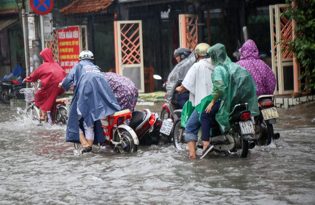 Học sinh ở Sài Gòn bì bõm lội nước sau giờ tan học do mưa lớn kéo dài từ sáng đến trưa - Ảnh 6.