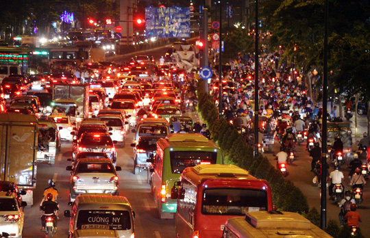 Kẹt xe tới khuya mỗi ngày, người Sài Gòn nổi nóng - Ảnh 7. Kẹt xe tới khuya mỗi ngày, người Sài Gòn nổi nóng - Ảnh 7.
