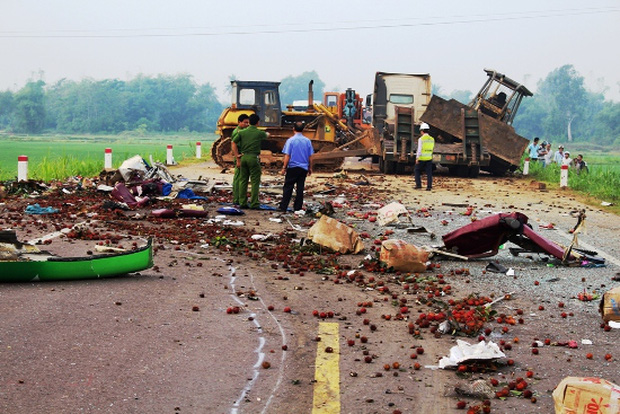 Hiện trường xe khách biến dạng, 5 người chết ở Bình Định - Ảnh 7.