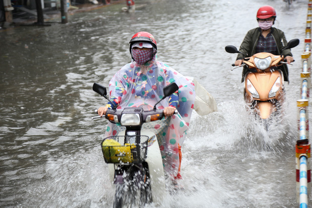 Học sinh ở Sài Gòn bì bõm lội nước sau giờ tan học do mưa lớn kéo dài từ sáng đến trưa - Ảnh 7.