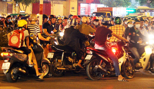 Kẹt xe tới khuya mỗi ngày, người Sài Gòn nổi nóng - Ảnh 8.