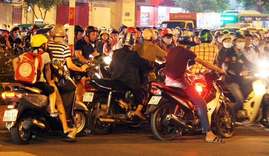 Kẹt xe tới khuya mỗi ngày, người Sài Gòn nổi nóng - Ảnh 8. Kẹt xe tới khuya mỗi ngày, người Sài Gòn nổi nóng - Ảnh 8.