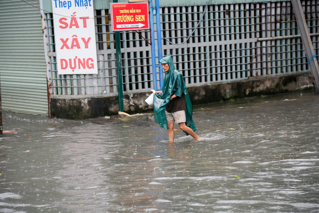 Học sinh ở Sài Gòn bì bõm lội nước sau giờ tan học do mưa lớn kéo dài từ sáng đến trưa - Ảnh 8.