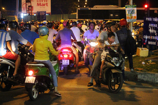 Kẹt xe tới khuya mỗi ngày, người Sài Gòn nổi nóng - Ảnh 9.
