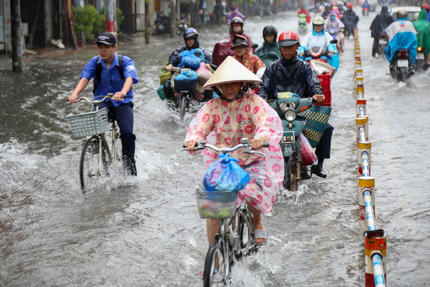 Học sinh ở Sài Gòn bì bõm lội nước sau giờ tan học do mưa lớn kéo dài từ sáng đến trưa - Ảnh 9.