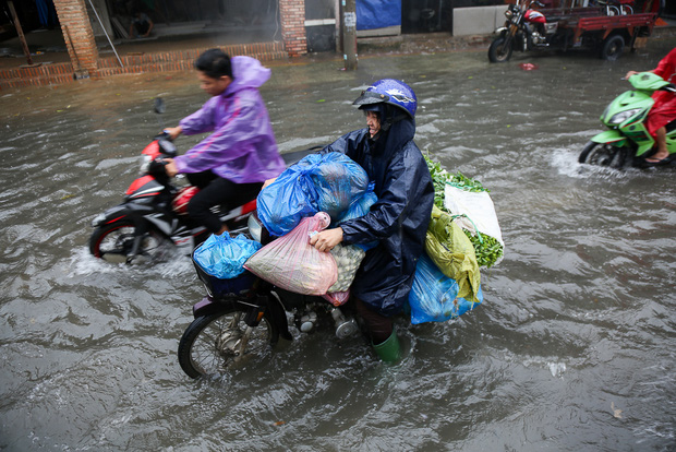 Học sinh ở Sài Gòn bì bõm lội nước sau giờ tan học do mưa lớn kéo dài từ sáng đến trưa - Ảnh 10.