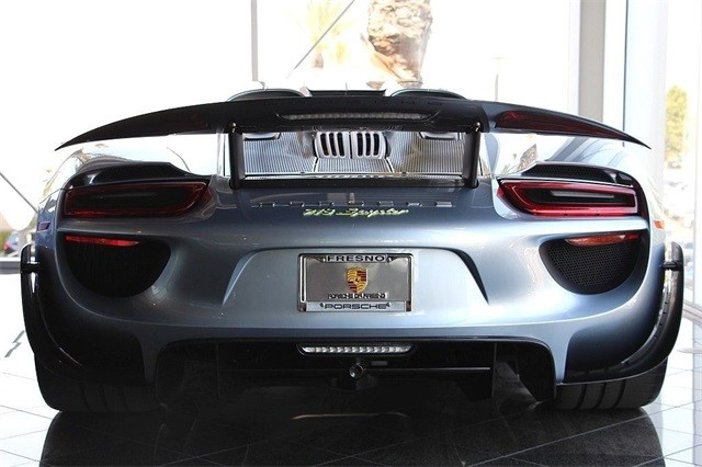 Vẻ đẹp siêu xe Porsche 918 Spyder với tùy chọn màu sơn đắt đỏ trị giá 1,45 tỷ Đồng - Ảnh 3.