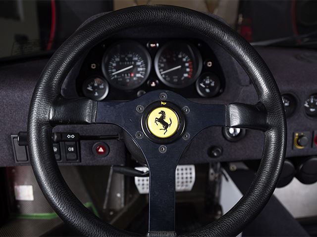 Ferrari F40 từng thuộc sở hữu của tay guitar huyền thoại được rao bán 25 tỷ Đồng - Ảnh 12.