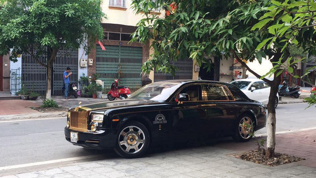 Quảng Ninh: Rolls-Royce Phantom mạ vàng chạy taxi, đổ xăng giữa đường - Ảnh 3.
