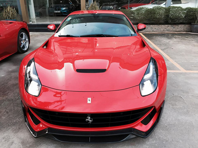 Ferrari F12 Berlinetta độ hàng độc của Cường Đô-la bị cảnh sát tuýt còi - Ảnh 3.