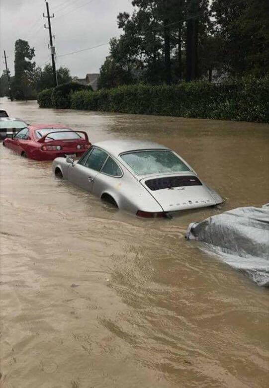 Nhiều siêu xe và xe thể thao chìm trong nước lũ sau cơn bão Harvey tại Mỹ - Ảnh 3.