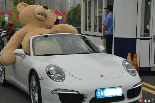 Thiếu gia lái Porsche 911 Targa, chở theo gấu bông cao 2,5 m đi tỏ tình với bạn gái và cái kết - Ảnh 1.