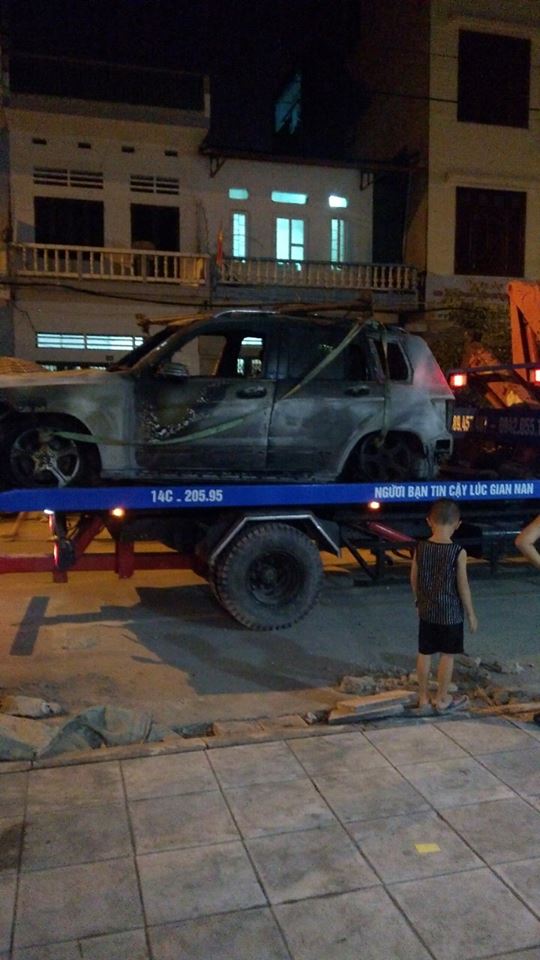 Quảng Ninh: Mercedes-Benz GLK cháy như đuốc trong đêm - Ảnh 3.