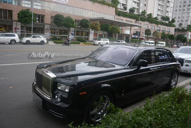 Hàng hiếm Rolls-Royce Phantom Rồng xuất hiện trong buổi khai trương một cửa hàng tại quận 2 - Ảnh 3.