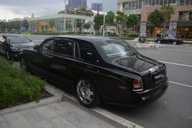 Hàng hiếm Rolls-Royce Phantom Rồng xuất hiện trong buổi khai trương một cửa hàng tại quận 2 - Ảnh 4.