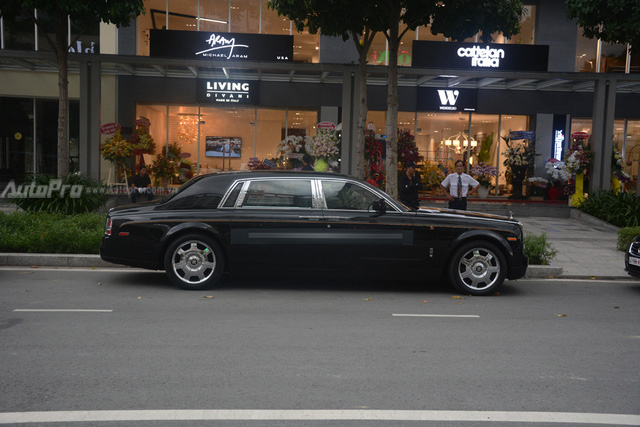 Hàng hiếm Rolls-Royce Phantom Rồng xuất hiện trong buổi khai trương một cửa hàng tại quận 2 - Ảnh 2.