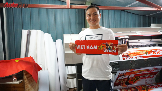 Ủng hộ U23 Việt Nam, doanh nghiệp Việt dán decal ô tô, xe máy miễn phí - Ảnh 8.