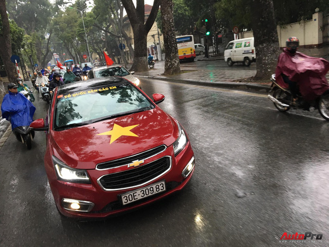 U23 Việt Nam tranh chung kết, người Việt đổ ra đường cổ vũ dưới trời mưa lạnh - Ảnh 5.