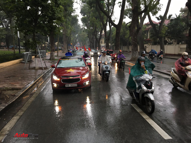 U23 Việt Nam tranh chung kết, người Việt đổ ra đường cổ vũ dưới trời mưa lạnh - Ảnh 6.