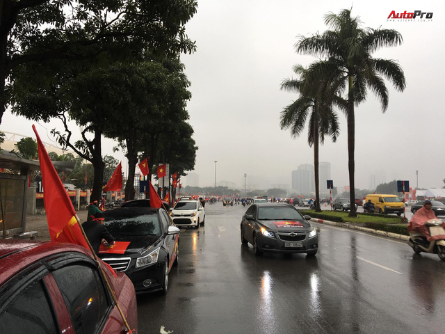 U23 Việt Nam tranh chung kết, người Việt đổ ra đường cổ vũ dưới trời mưa lạnh - Ảnh 3.