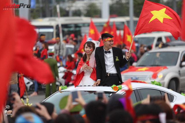 Mắc kẹt trên đường, cô dâu và chủ rể mở cửa sổ trời ô tô hoà cùng dòng người mừng U23 Việt Nam về nước - Ảnh 3.