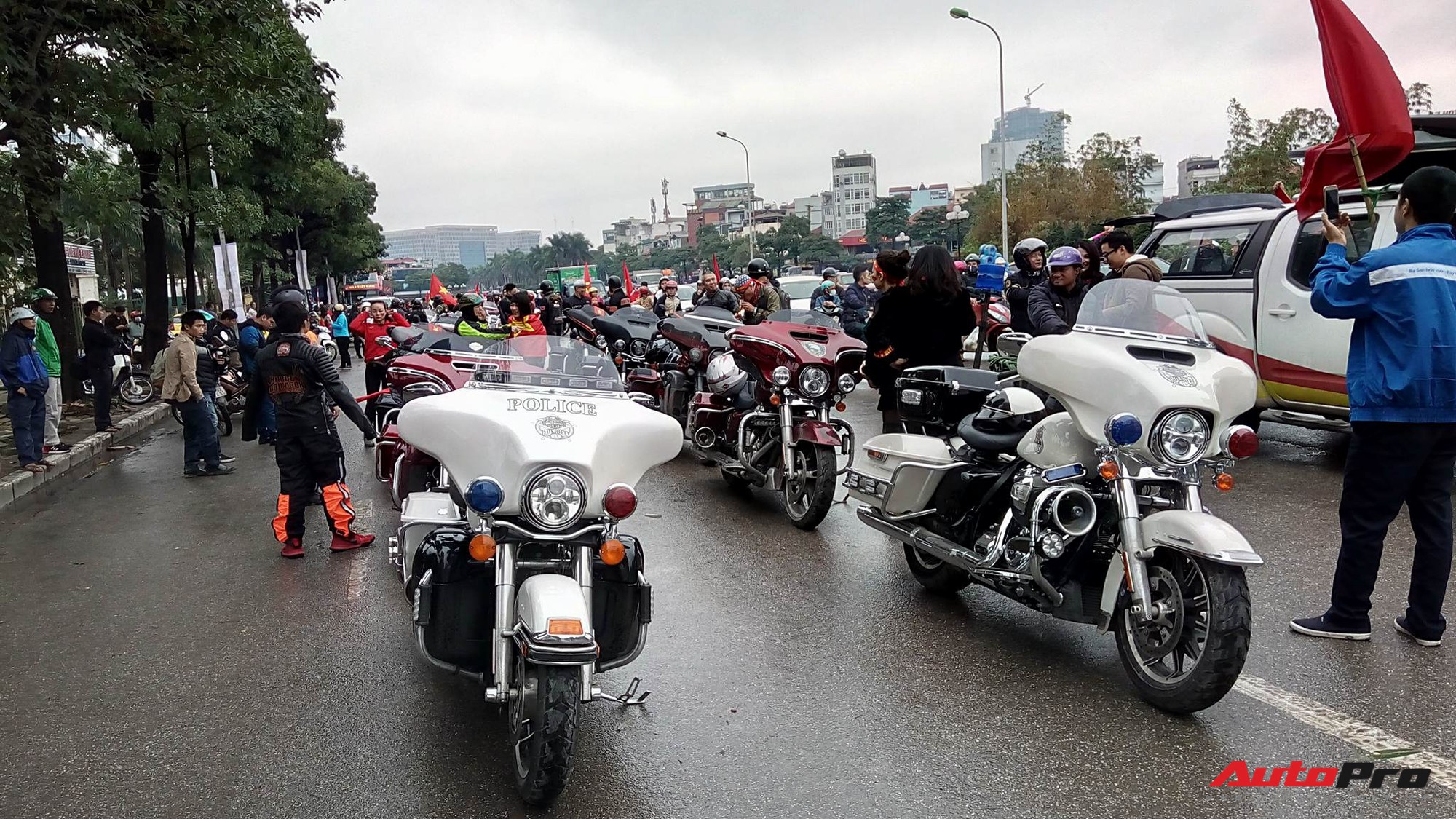 Hàng trăm mô tô Harley khủng hội tụ tại Hà Nội