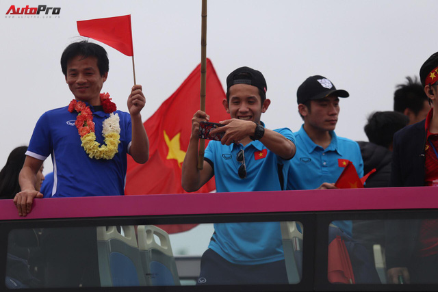 Chùm ảnh: Xe buýt hai tầng chở U23 Việt Nam chìm trong biển người với sắc cờ đỏ rực - Ảnh 7.