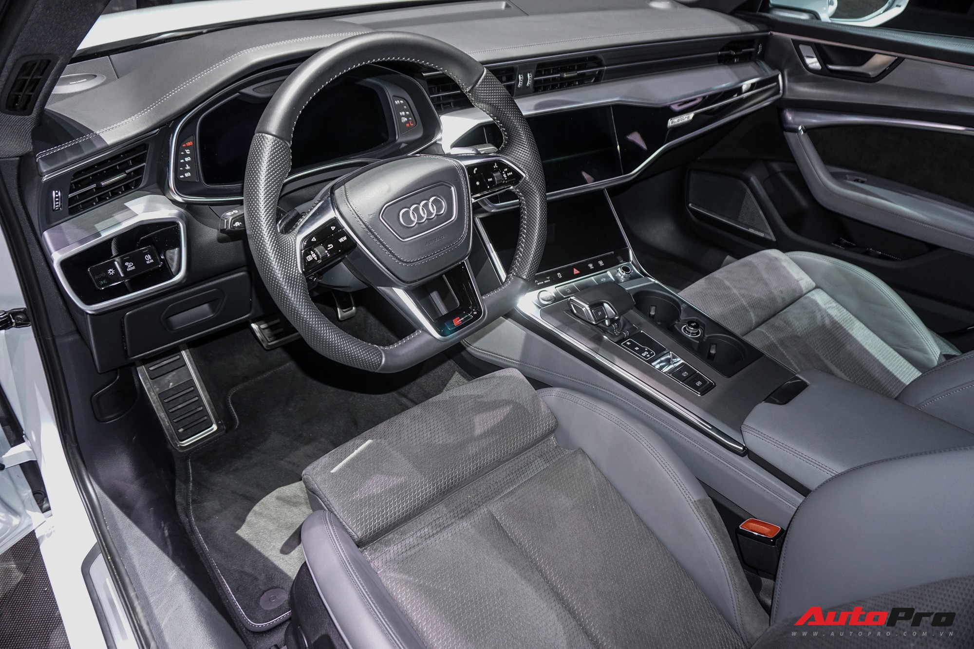 Audi chuẩn bị tung đòn đáp trả Mercedes-Benz E-Class và BMW 5-Series tại Việt Nam - Ảnh 3. Audi chuẩn bị tung đòn đáp trả Mercedes-Benz E-Class và BMW 5-Series tại Việt Nam - Ảnh 3.