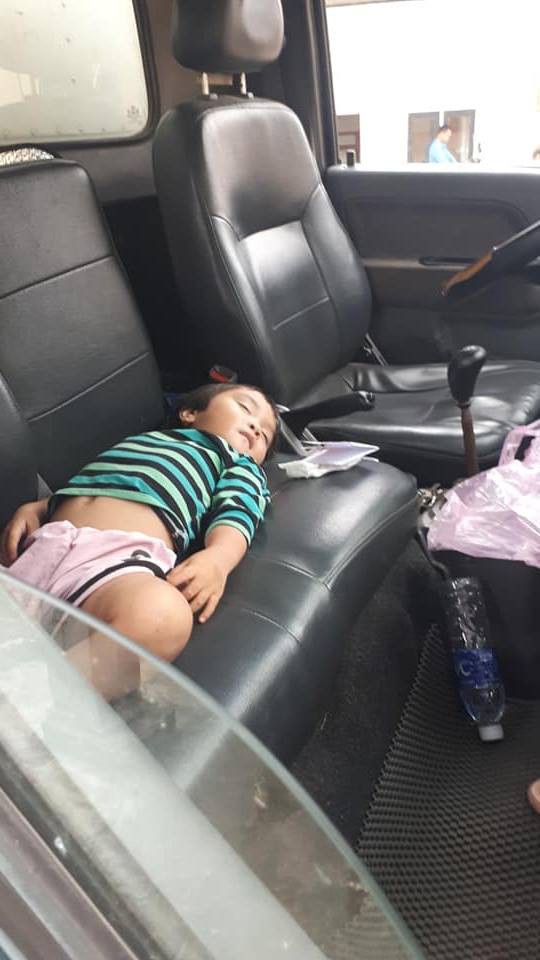 Hình ảnh bé gái nằm ngủ ngon lành trên xe tải khi đi bốc hàng cùng bố gợi nhớ về “tuổi thơ dữ dội” của nhiều người - Ảnh 2.