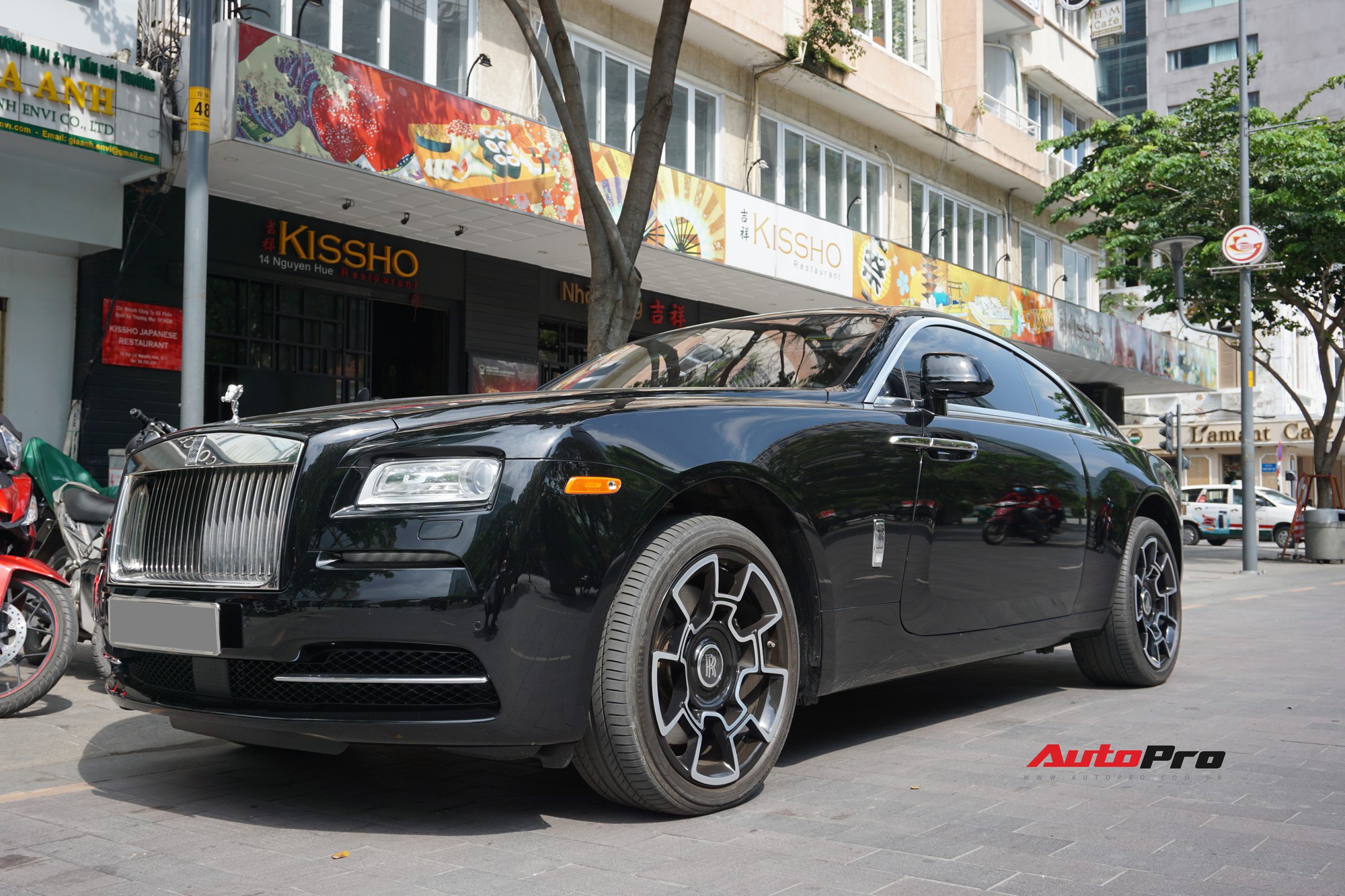 Đại gia Sài Gòn biến hoá RollsRoyce Wraith thường thành phiên bản Black  Badge chỉ nhờ chi tiết này