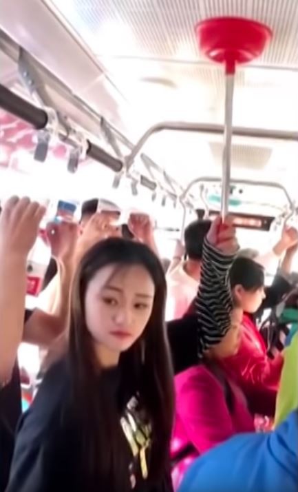 Cô nàng Trung Quốc dùng gậy thông toilet thay tay nắm trên xe buýt khiến dân mạng cười nghiêng ngả - Ảnh 1.