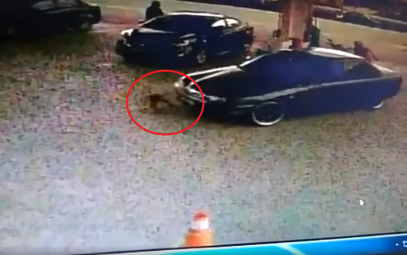 Video: Bé gái 2 tuổi bị ô tô đâm, kéo lê tại trạm xăng do mẹ bất cẩn - Ảnh 1.