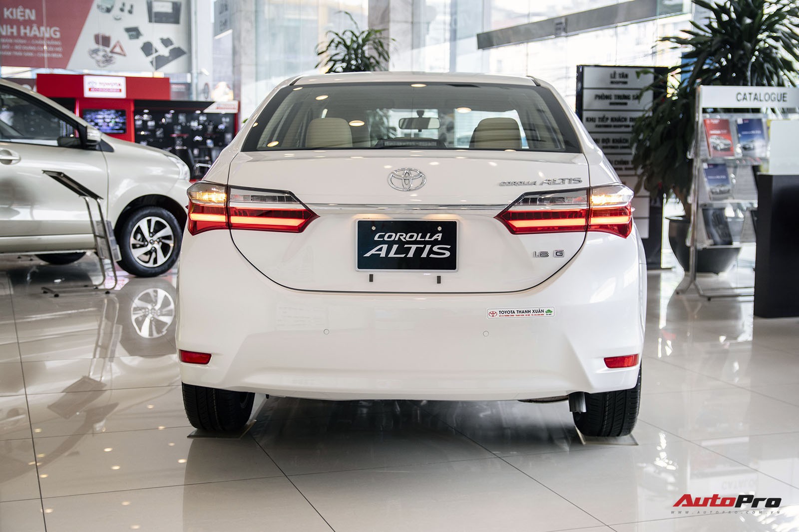 Đánh giá xe Toyota Corolla Altis 2018  Sedan hạng C bền dáng giá mềm