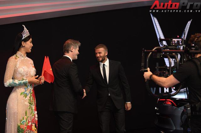Ảnh: David Beckham cùng Hoa hậu Việt Nam 2018 Trần Tiểu Vy bên cạnh cặp đôi xe VinFast tại Paris - Ảnh 4.