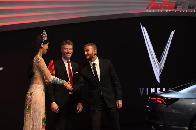 Ảnh: David Beckham cùng Hoa hậu Việt Nam 2018 Trần Tiểu Vy bên cạnh cặp đôi xe VinFast tại Paris - Ảnh 5.
