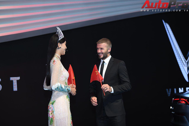 Ảnh: David Beckham cùng Hoa hậu Việt Nam 2018 Trần Tiểu Vy bên cạnh cặp đôi xe VinFast tại Paris - Ảnh 9.