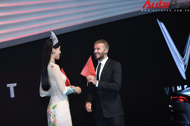 Ảnh: David Beckham cùng Hoa hậu Việt Nam 2018 Trần Tiểu Vy bên cạnh cặp đôi xe VinFast tại Paris - Ảnh 8.