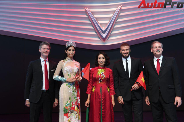 Ảnh: David Beckham cùng Hoa hậu Việt Nam 2018 Trần Tiểu Vy bên cạnh cặp đôi xe VinFast tại Paris - Ảnh 12.