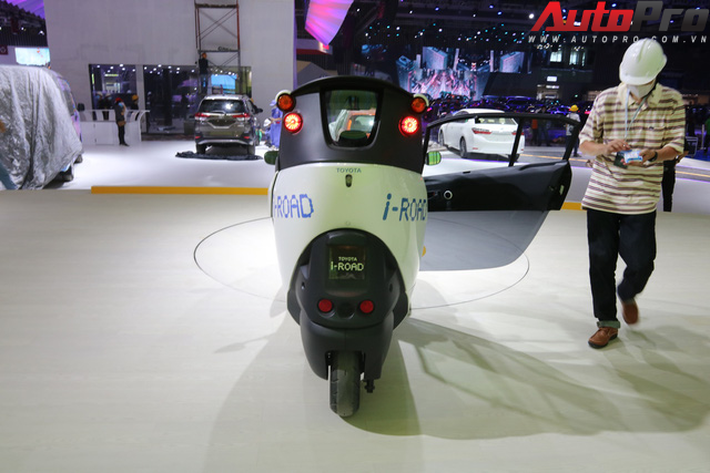 Xe lạ Toyota i-ROAD đã có mặt tại SECC cho Triển lãm Ô tô Việt Nam 2018 - Ảnh 5.