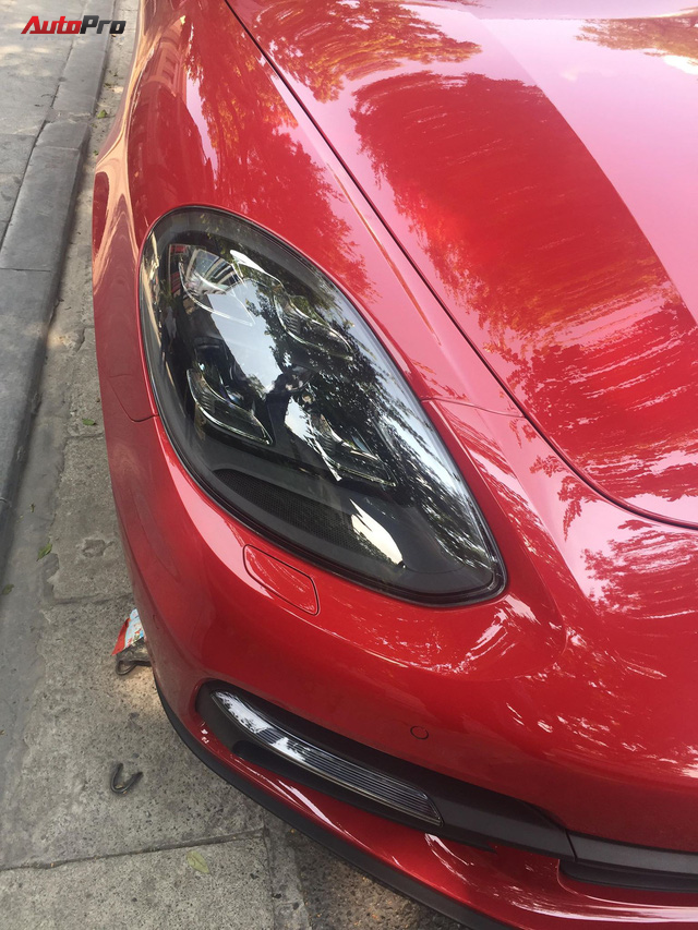 Chiếc Porsche Panamera hàng độc với gói tùy chọn trị giá cả tỷ đồng lăn bánh trên phố Hà Nội - Ảnh 4. Chiếc Porsche Panamera hàng độc với gói tùy chọn trị giá cả tỷ đồng lăn bánh trên phố Hà Nội - Ảnh 4.