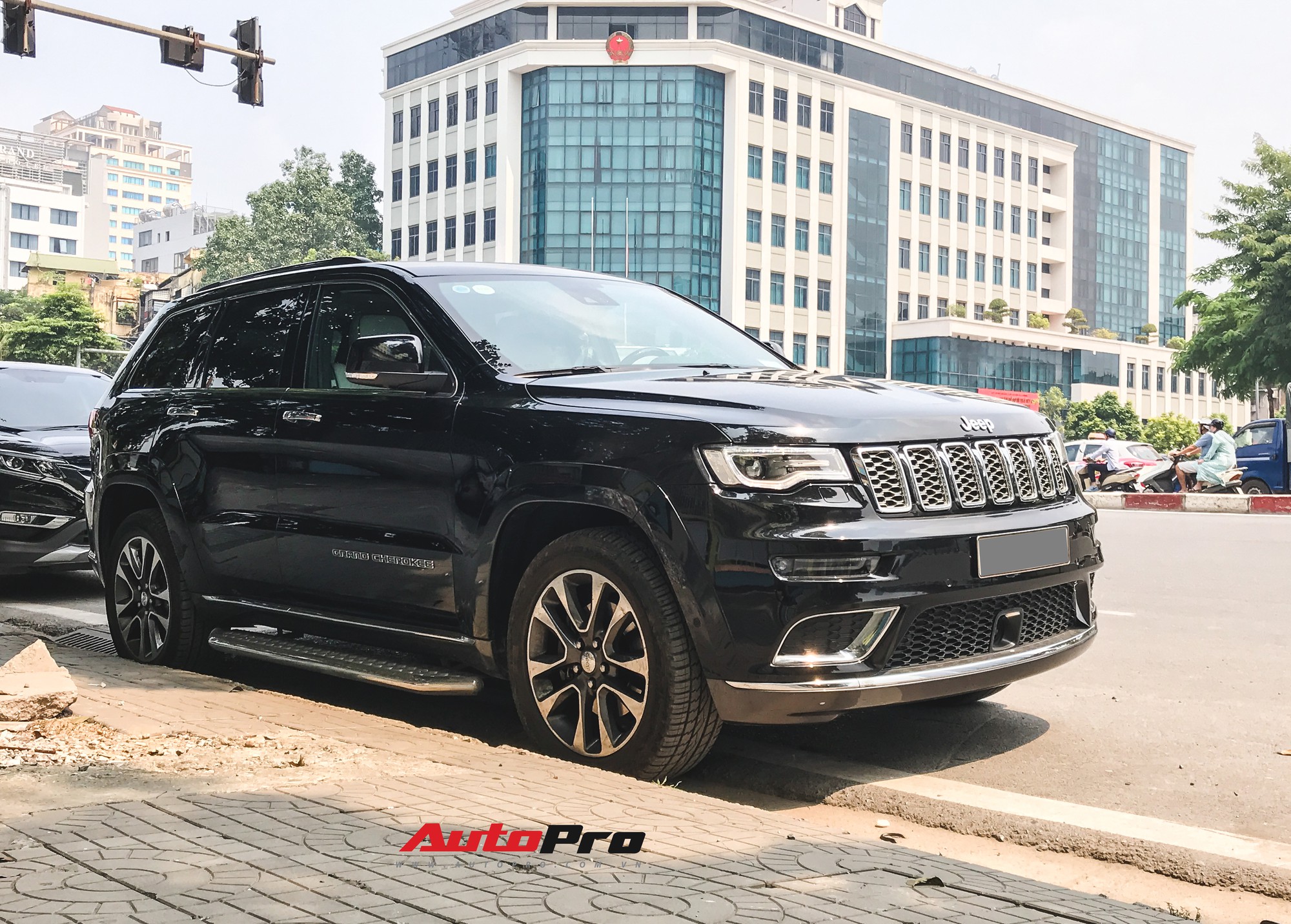 Bắt gặp h&agrave;ng hiếm Jeep Grand Cherokee Summit 4x4 tại Việt Nam - Ảnh 2.
