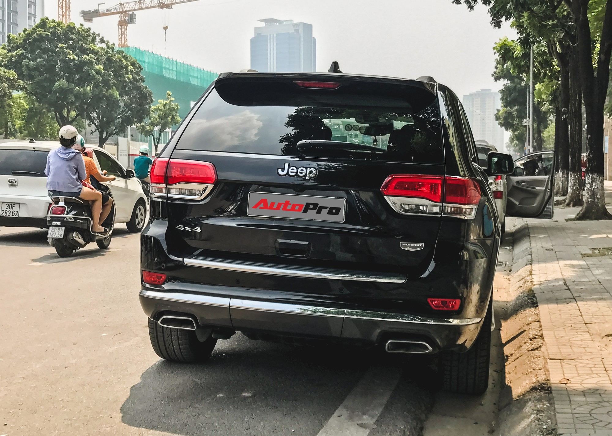 Bắt gặp h&agrave;ng hiếm Jeep Grand Cherokee Summit 4x4 tại Việt Nam - Ảnh 9.