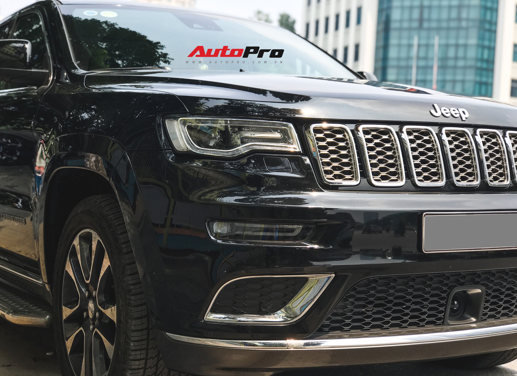 Bắt gặp h&agrave;ng hiếm Jeep Grand Cherokee Summit 4x4 tại Việt Nam - Ảnh 3.