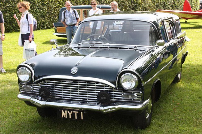 C&oacute; một sự thật bất ngờ l&agrave; Nữ ho&agrave;ng kh&ocirc;ng c&oacute; bằng l&aacute;i xe nhưng bộ sưu tập xe hơi của b&agrave; khiến nhiều người phải cho&aacute;ng ngợp - Ảnh 19.