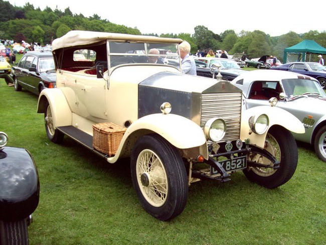 C&oacute; một sự thật bất ngờ l&agrave; Nữ ho&agrave;ng kh&ocirc;ng c&oacute; bằng l&aacute;i xe nhưng bộ sưu tập xe hơi của b&agrave; khiến nhiều người phải cho&aacute;ng ngợp - Ảnh 20.