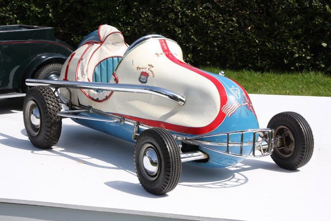 C&oacute; một sự thật bất ngờ l&agrave; Nữ ho&agrave;ng kh&ocirc;ng c&oacute; bằng l&aacute;i xe nhưng bộ sưu tập xe hơi của b&agrave; khiến nhiều người phải cho&aacute;ng ngợp - Ảnh 24.