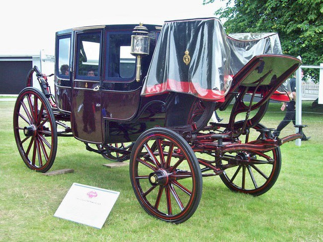 C&oacute; một sự thật bất ngờ l&agrave; Nữ ho&agrave;ng kh&ocirc;ng c&oacute; bằng l&aacute;i xe nhưng bộ sưu tập xe hơi của b&agrave; khiến nhiều người phải cho&aacute;ng ngợp - Ảnh 27.