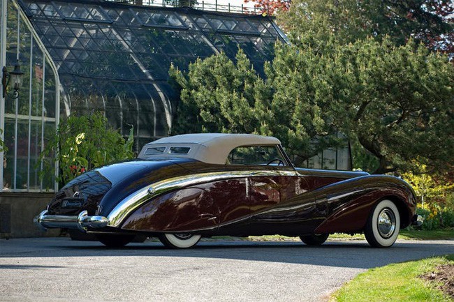 C&oacute; một sự thật bất ngờ l&agrave; Nữ ho&agrave;ng kh&ocirc;ng c&oacute; bằng l&aacute;i xe nhưng bộ sưu tập xe hơi của b&agrave; khiến nhiều người phải cho&aacute;ng ngợp - Ảnh 7.