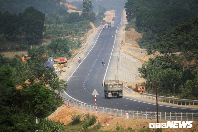 Ảnh: Tuyến đường BOT nghìn tỷ đồng cắt núi nối Hà Nội - Hòa Bình trước ngày thông xe  - Ảnh 1.